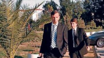 <b>DOS EMISARIOS VISITARON CHAPÍN.</b> La presencia ayer de dos emisarios argentinos en el complejo de Chapín ha sido la primera señal visible del desembarco, al parecer inmediato, del grupo que quiere hacerse con el control del Xerez. Durante toda la mañana y una buena parte de la tarde, estuvieron visitando de la mano de Antonio Fernández Monterrubio y de Miguel Ángel Rondán las instalaciones.