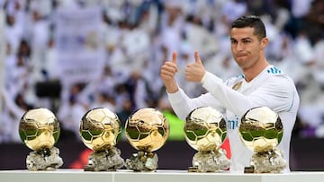 Cristiano pos&oacute; con sus cinco Balones de oro antes del partido ante el Sevilla. 