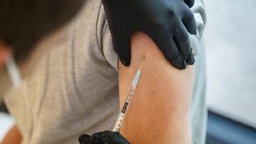 02 August 2021, Rhineland-Palatinate, Mainz: A man receives his first dose of the BioNTech/Pfizer coronavirus vaccine in a vaccination bus parked in front of an Aldi store in the Hechtsheim district of the Mainz city. Six vaccination buses are now on the road in all parts of the German state Rhineland-Palatinate, enabling Corona vaccinations without registration. In total, the buses are expected to stop at more than 200 stations by the end of August 2021. Photo: Frank Rumpenhorst/dpa
(Foto de ARCHIVO)
02/08/2021 ONLY FOR USE IN SPAIN