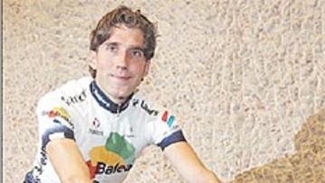 <b>UN MODELO.</b> Pablo Lastras, ganador de etapa en las tres grandes, sirvió de percha para la equipación.