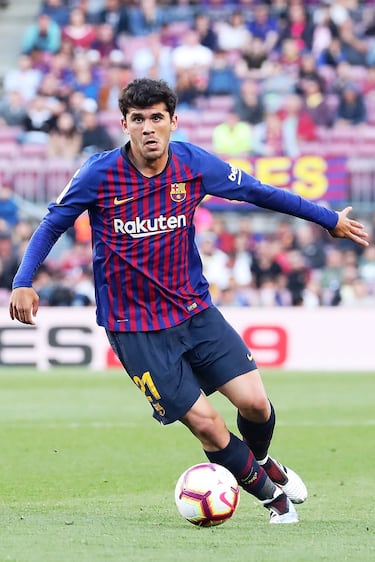 El centrocampista militó en las filas del filial del Barcelona (2015-18, 89 partidos y 18 goles) hasta que en 2018 dio el salto al primer equipo blaugrana donde alternó varias cesiones hasta su salida definitiva en 2021. En total jugó 44 encuentros con el Barça y anotó 3 goles. 