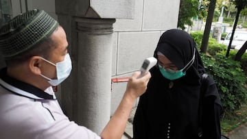 Taipei (Taiwan), 30/10/2020.- A Moslem (R) gets her temperature taken before attending Friday prayer at Taipei Grand Mosque in Taipei, Taiwan, 30 October 2020. On 29 October, Taiwan marked the 200th consecutiive day for having no domestic Covid-19 infecti