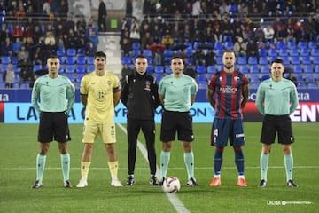 La foto que nunca se publica, la de los capitanes con el cuarteto arbitral