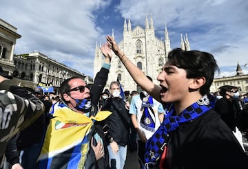 Cientos de personas, sin ninguna distancia de seguridad, celebran en la Piazza Duomo de Milán el campeonato de la liga italiana.