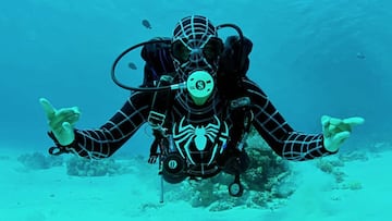El buceador egipcio Saddam al-Kilany haciendo los cuernos con los dedos y con un traje de buceo de Spiderman.