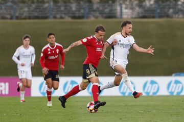 Pedro León pugna con Carrillo por un balón.