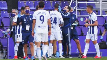 Jornada 29 de LaLiga Santander, Estadio José Zorrilla. Real Valladolid - RC Celta.
Alberto, médico, con Joaquín