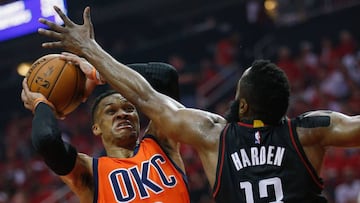 Russell Westbrook trata de anotar ante James Harden.