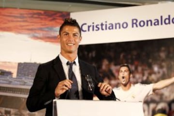 El delantero portugués del Real Madrid, Cristiano Ronaldo, tras firmar hoy con el presidente de la entidad madridista, Florentino Pérez, su renovación como futbolista del equipo, en el que jugará hasta junio de 2018.