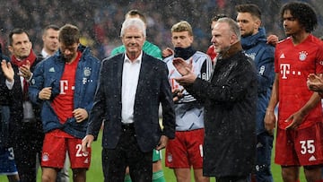 Rummenigge, rodeado de jugadores del Bayern, aplaude al p&uacute;blico tras un partido ante el Hoffenheim.