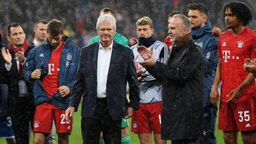 Rummenigge, rodeado de jugadores del Bayern, aplaude al p&uacute;blico tras un partido ante el Hoffenheim.