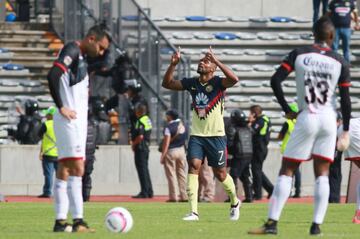 El mejor partido de la jornada 5 de la Liga MX solo fue visto por la afición en el Estadio Olímpico de la BUAP y algún afortunado que diera con la adecuada página de streaming. Lobos y América disputaron un partido muy intenso, lleno de incidencias, que terminó 2-3 a favor de ‘Las Águilas’. William Da Silva, Darwin Quintero y Oribe Peralta anotaron para los azulcremas, que capturaron el subliderato del torneo, mientras que Julián Quiñones, en su regreso tras el altercado con William Palacios, anotó un doblete para los ‘Licántropos’.