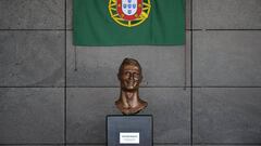 Busto de Cristiano en el aeropuerto que lleva su nombre.