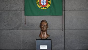 Busto de Cristiano en el aeropuerto que lleva su nombre.