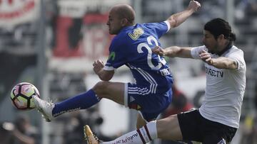 F&uacute;tbol, Colo Colo vs Universidad de Chile.
 Campeonato de transici&oacute;n 2017.
 El jugador de Universidad de ChileGustavo Lorenzetti disputa el bal&oacute;n contra Jaime Valdes de Colo Colo durante el partido de primera division en el estadio Mo