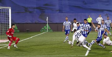 1-2. Casemiro marcó el primer gol tras un remate de Vinicius y posterior despeje de Pacheco.