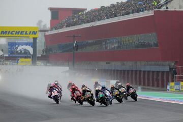 Mucha agua en la salida del Gran Premio de Argentina de MotoGP. 