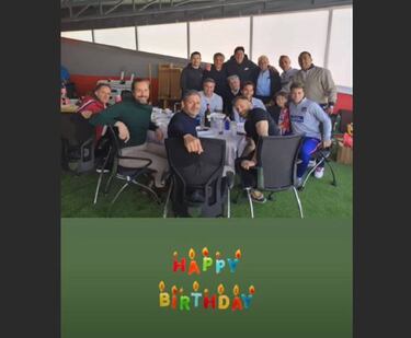 El Mono Burgos cumplió 50 años e invitó a un ágape a la plantilla