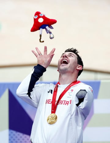 El medallista de oro Jaco van Gass de Gran Bretaña celebra en el podio.