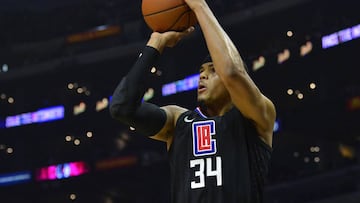 Tobias Harris lanza durante un partido con Los Angeles Clippers.