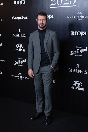 Eneko Fernández posa en el photocall de la gala de entrega de los Premios Hombres del Año Esquire en el Casino de Madrid.