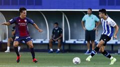 Marc Roca realiza un pase ante Seoane en el amistoso Espanyol-Huesca.