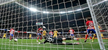 Centro de Ilkay Gündogan a Robert Lewandowski en el área y pone el pase de la muerte al delantero portugués para que anote el  pirmer tanto.