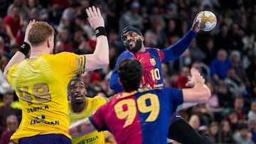 El jugador del Barça Dika Mem (d) se dispone a lanzar ante Gebala del Kielce.