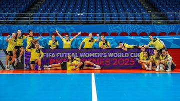 La Selección posa delante de un cartel que anuncia el Mundial de Futbol Sala Femenino.