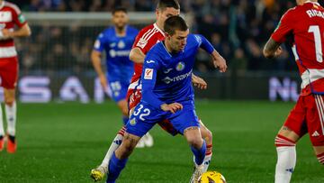 MADRID, 29/01/2024.- El centrocampista del Getafe Jordi Martín controla el balón durante el encuentro de la jornada 22 de LaLiga que disputan Getafe CF y Granada CF, este lunes en el Estadio Coliseum en Getafe. EFE/ JuanJo Martín