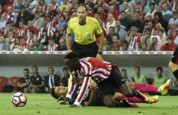 El delantero del Athletic Club Iñaki Williams sobre el centrocampista del F. C. Barcelona Denis Suárez