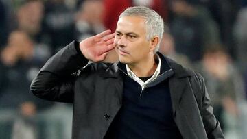 Mourinho hace un gesto a la grada del estadio de la Juventus