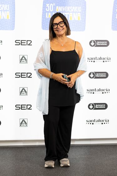 La presentadora de 'Hoy por Hoy', Àngels Barceló, en el posado previo al programa especial. 