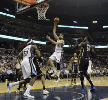 Marc Gasol, ejecuntando un 'sky hook'.