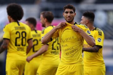 Como su compañero Sancho, Achraf Hakimi celebró su gol al Paderborn mostrando una camiseta en la que se podía leer el mensaje: "Justice for George Floyd" ("Justicia para George Floyd"). El lateral hispano-marroquí también realizó un 'X' con los brazos cruzados en contra del racismo.