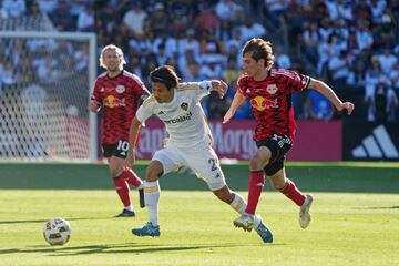 Miki Yamane y Sean Nealis, de Galaxy y Red Bulls, respectivamente, disputan la pelota durante la final de la MLS Cup 2024.