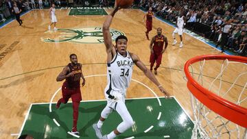 Giannis Antetokounmpo se lanza sobre la canasta de los Cleveland Cavaliers.