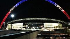 El estadio de Wembley, iluminado anoche con los colores de la bandera de Francia.