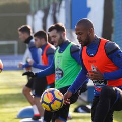 La defensa del Deportivo, entre algodones para ir al Bernabéu