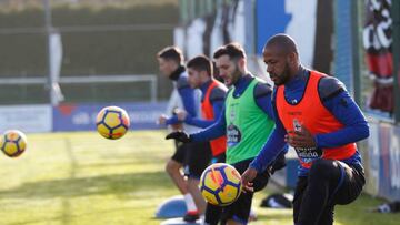 Sidnei, durante el entrenamiento de este mi&eacute;rcoles del Deportivo en Abegondo.