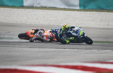 El incidente entre Valentino Rossi y Marc Márquez en la carrera de 2015, en el que el español se cayó por una posible patada del italiano y no pudo seguir compitiendo por el podio, será siempre recordado. 