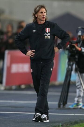 LIM26. LIMA (PERÚ), 03/06/2015.- El director técnico de Perú, el argentino Ricardo Gareca, dirige ante México hoy, miércoles 3 de junio de 2015, durante un partido amistoso preparatorio para la Copa América 2015, celebrado en Lima (Perú). EFE/Paolo Aguilar