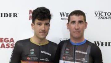 Juan Carlos Fernández 'Puma', campeón de España Máster 30 A, posa con Jesús Manzano, subcampeón Máster 30 B, en la presentación del equipo Orquín 2016.