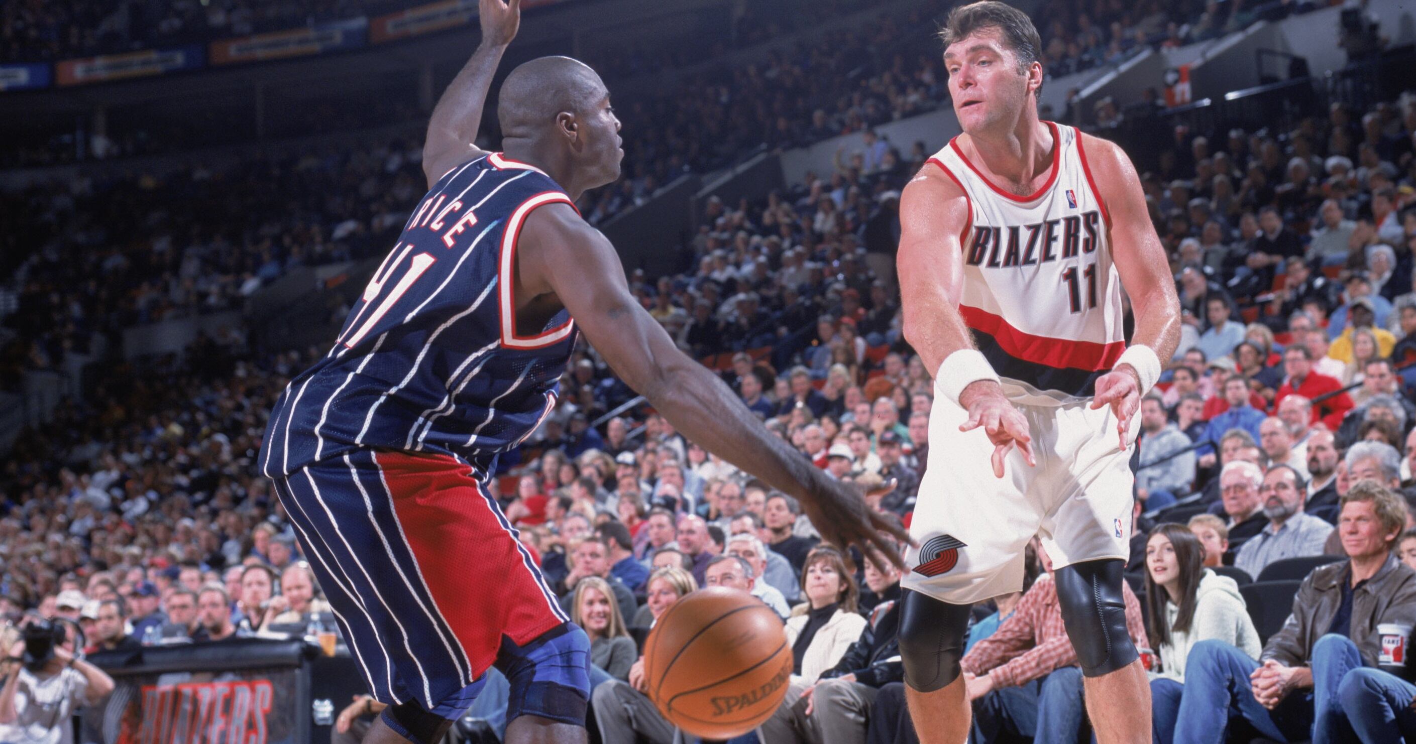 Arvydas Sabonis encara a Glen Rice durante un partido de Portland Trail Blazers contra Houston Rockets en 2002.