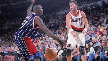 Arvydas Sabonis encara a Glen Rice durante un partido de Portland Trail Blazers contra Houston Rockets en 2002.