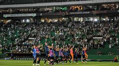 Atalanta�s players celebrate their victory at the end of the Europa League football match between Sporting CP vs Atalanta Bergamasca Calcio at Alvalade stadium in Lisbon on October 5, 2023. (Photo by Patricia DE MELO MOREIRA / AFP)