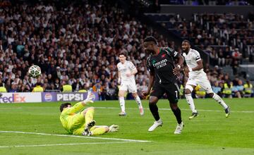 EL Arsenal golpeó primero en el Bernabéu. Filtró Mikel Merino para Saka dentro del área, definiendo de forma exquisita con una vaselina sobre Courtois. Varapalo al Real Madrid.