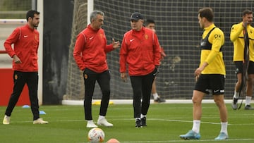 Javier Aguirre dialoga con su ayudante Toni Amor en un entrenamiento del Mallorca.