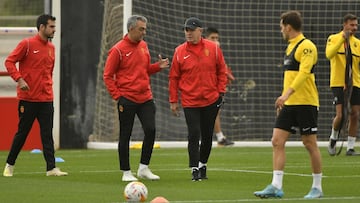 Javier Aguirre dialoga con su ayudante Toni Amor en un entrenamiento del Mallorca.