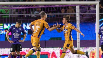 Leo Bonatini festeja con sus compañeros el gol del triunfo ante Mazatlán.